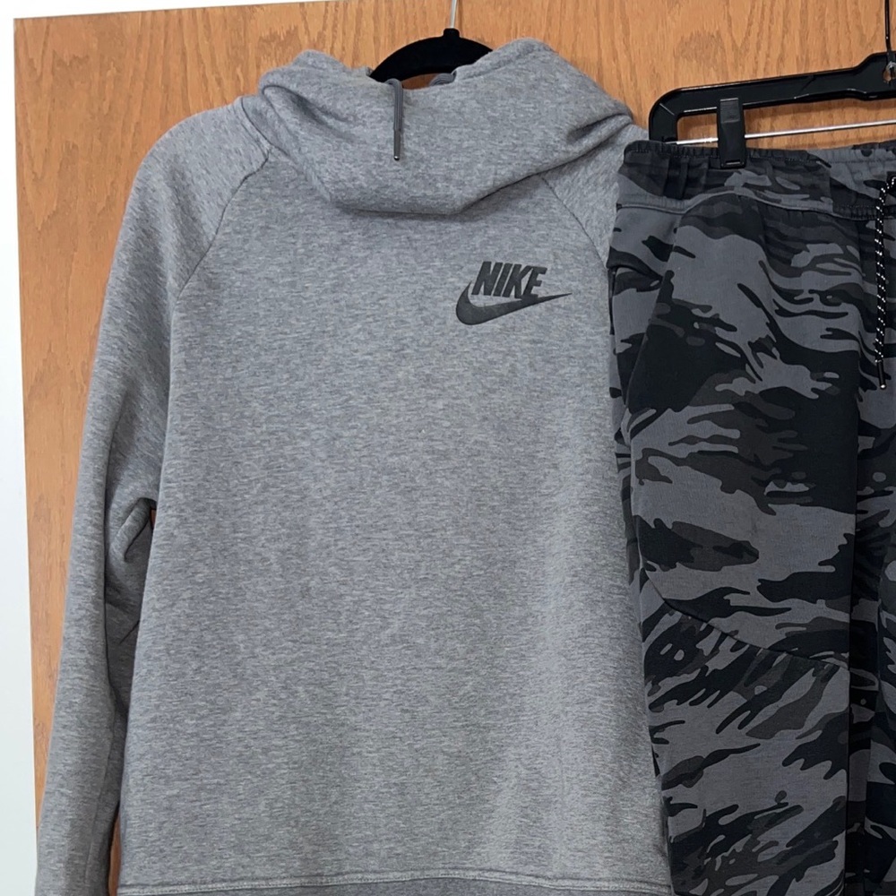 Nike sweatshirt size Medium